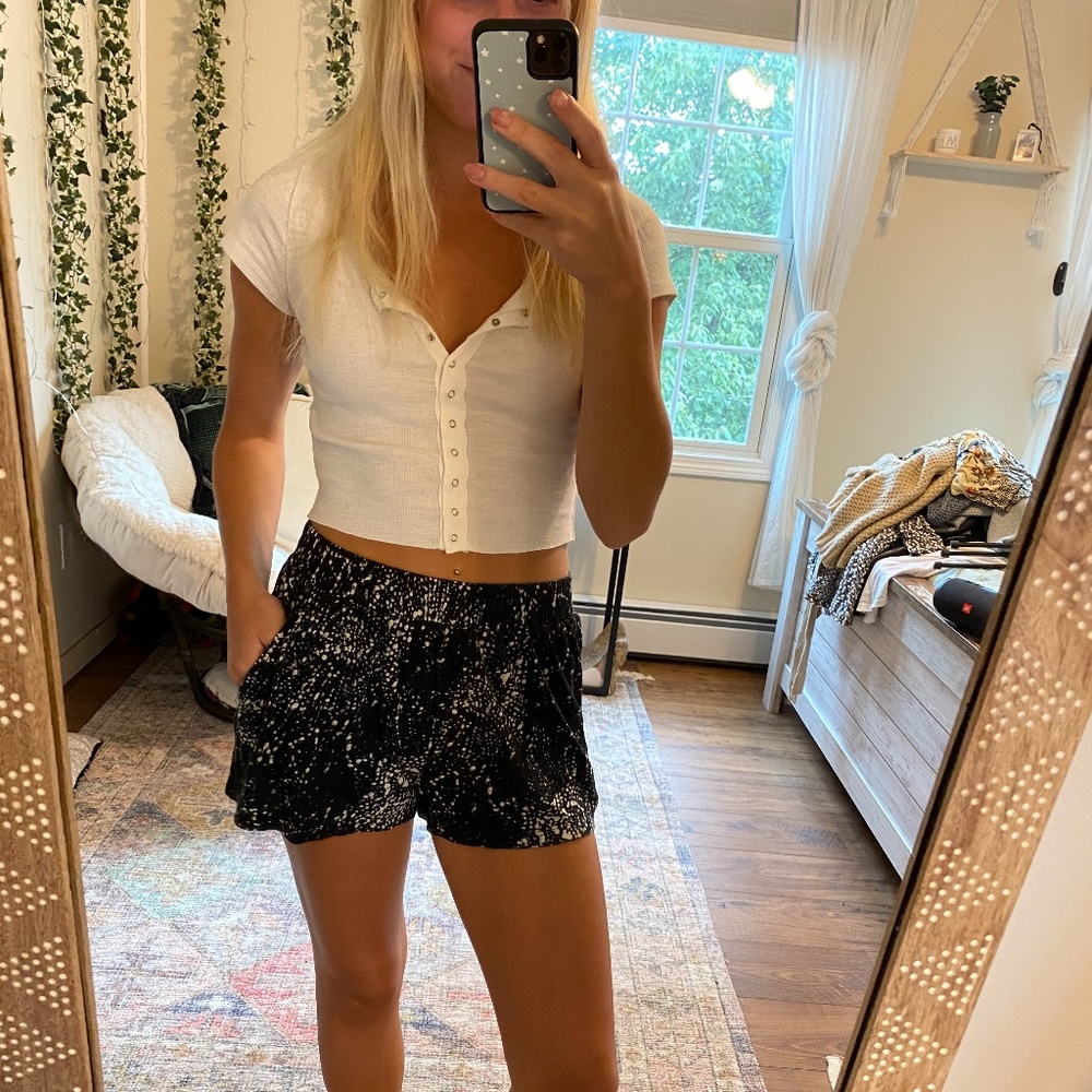💖 3 for $35 H&M Black Printed Shorts